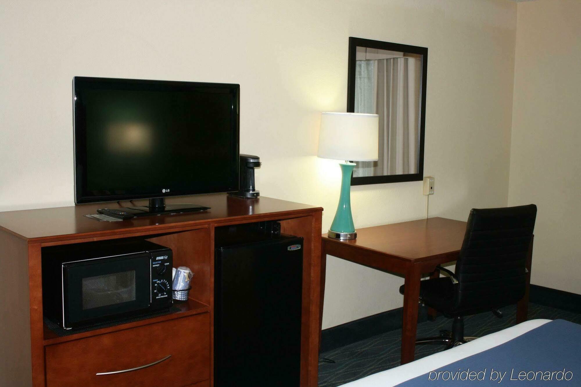 Holiday Inn Express & Suites Wilmington-University Center By Ihg Экстерьер фото